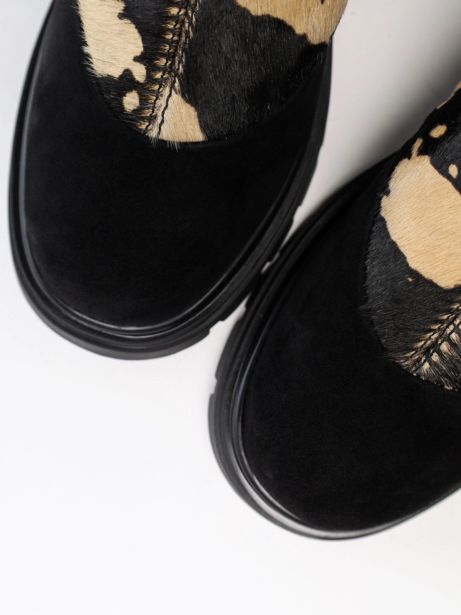 Ботинки комбинированные черного цвета на рельефной подошве